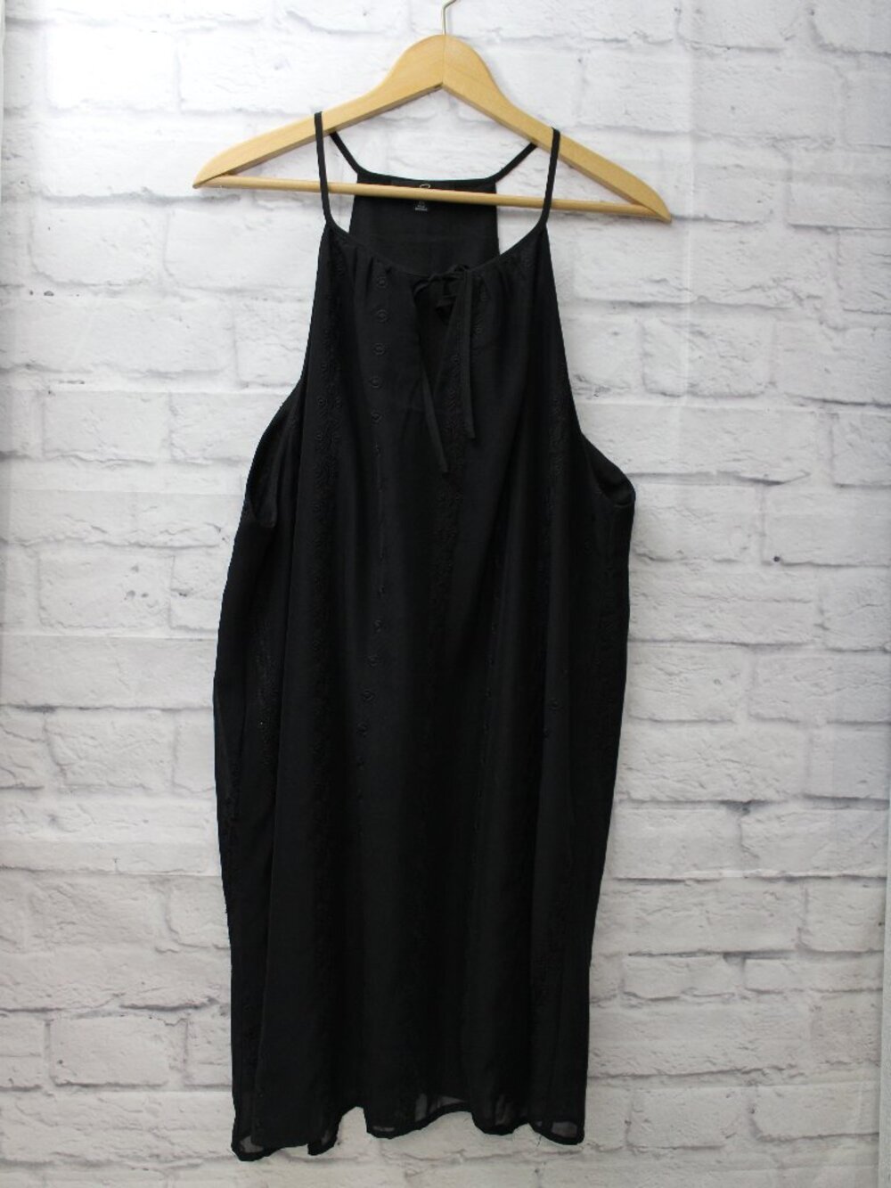 Suzanne Betro Plus 2X Black Embroidered Halter Neck Shift Dress Classic Evening